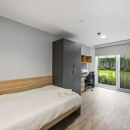 בית נופש With Ensuite Bathroom Near