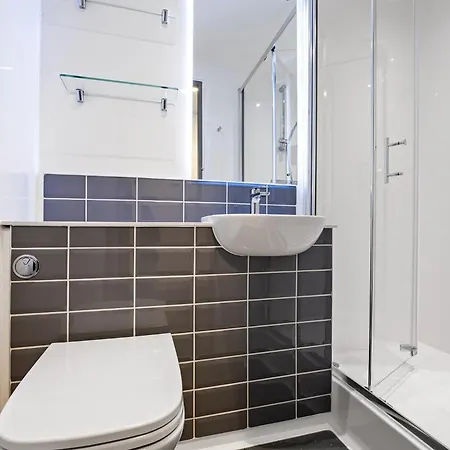 With Ensuite Bathroom Near