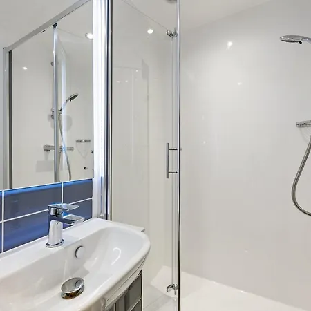 With Ensuite Bathroom Near קורק